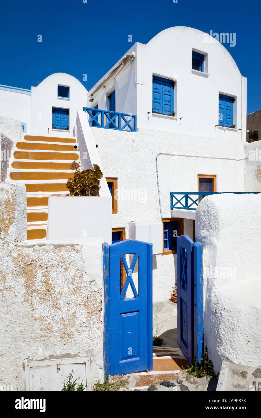 A white house under a deep blue sky Santorini Stock Photo - Alamy