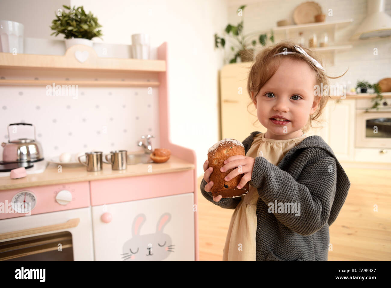 toddler girl play kitchen