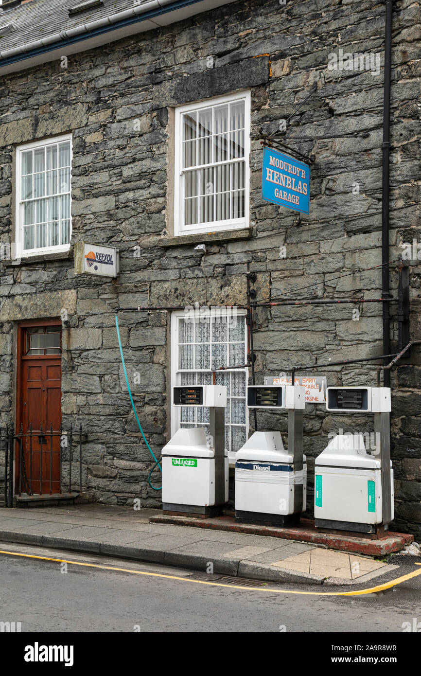 The unusually small Henblas Garage in the High Street of Bala, Gwynedd, Wales Stock Photo