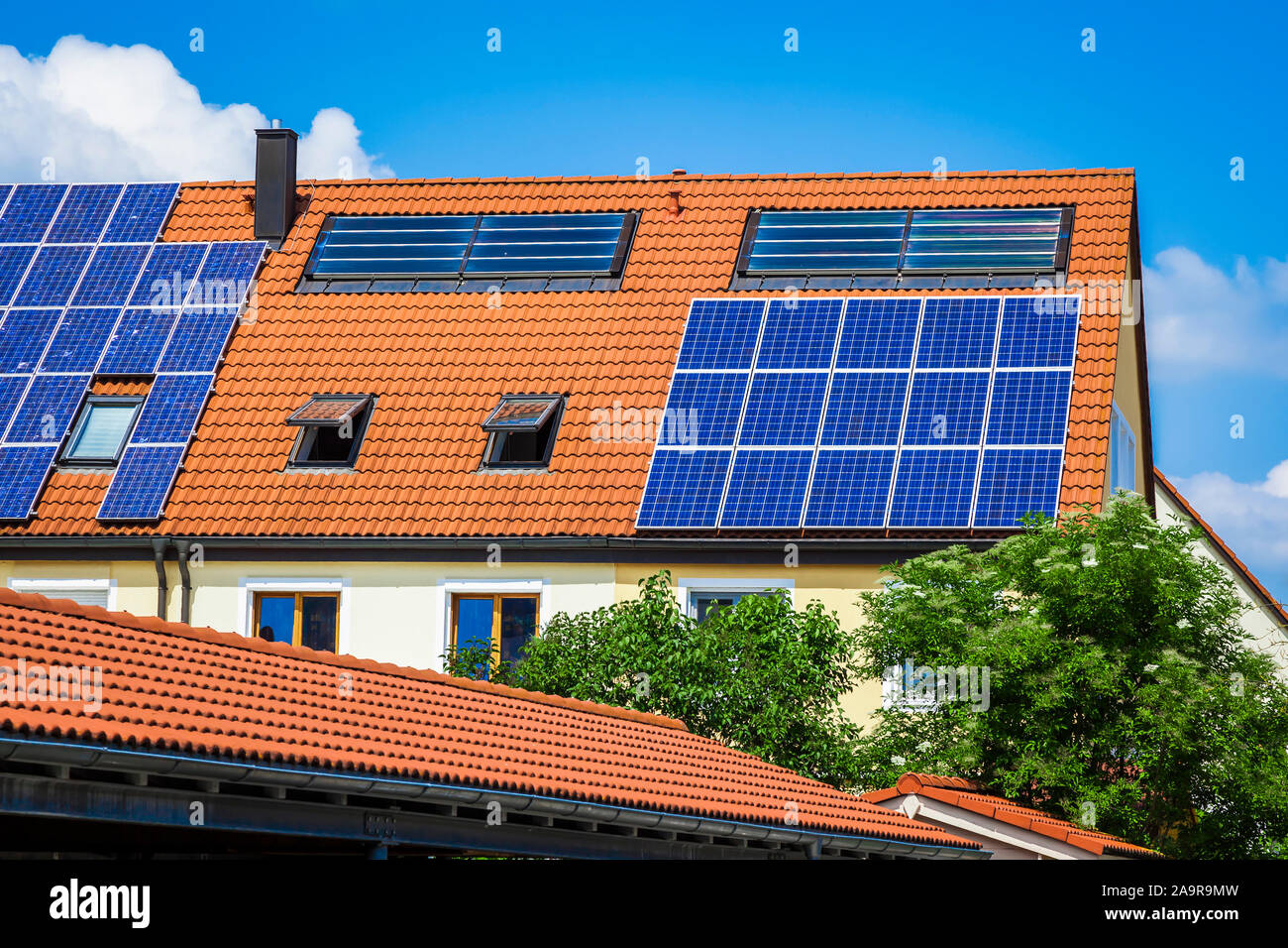 Solarzellen auf dem Dach eines Hauses Stock Photo