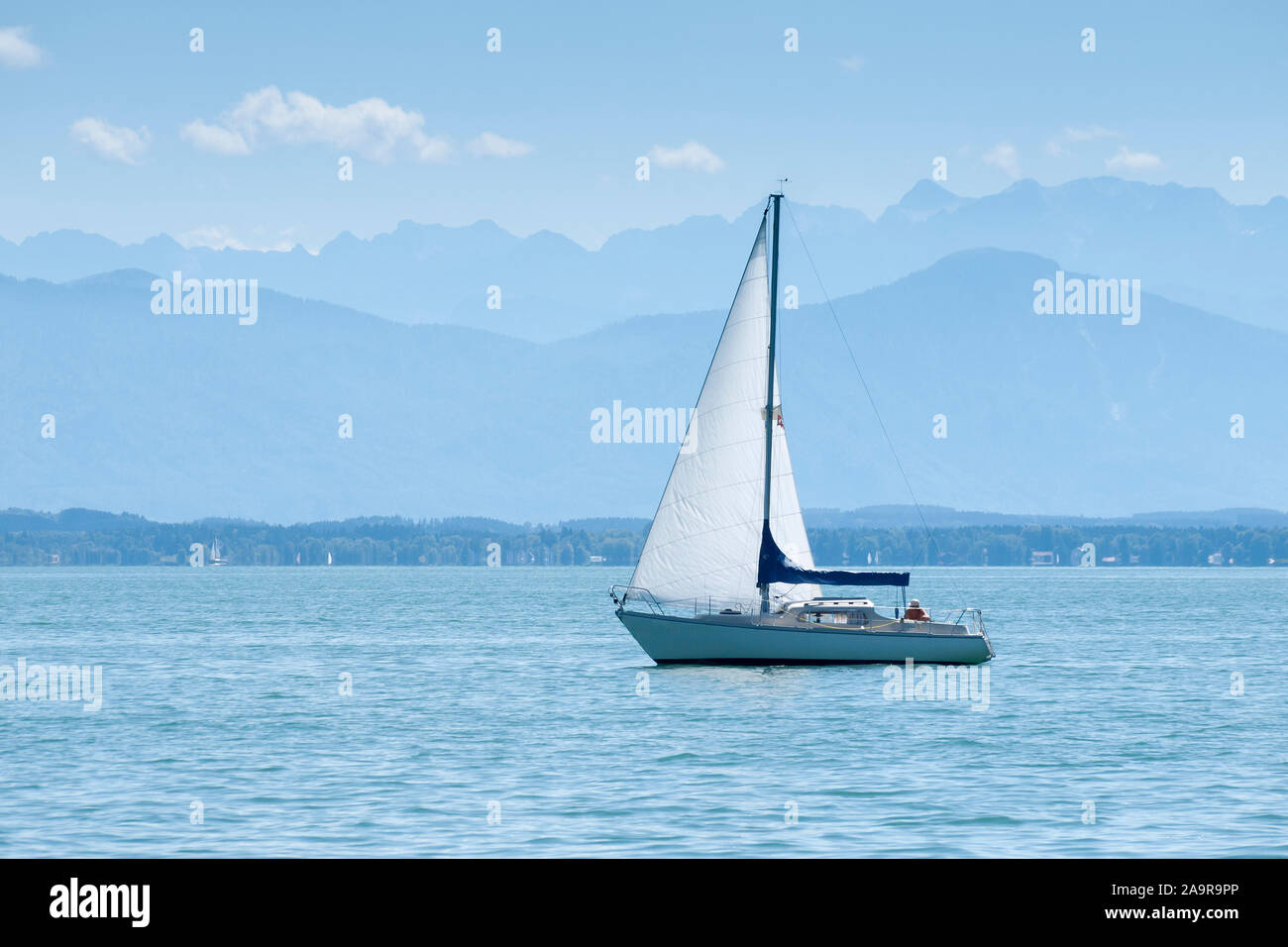 Segelsport auf dem Starnberger See in Bayern, Deutschland Stock Photo