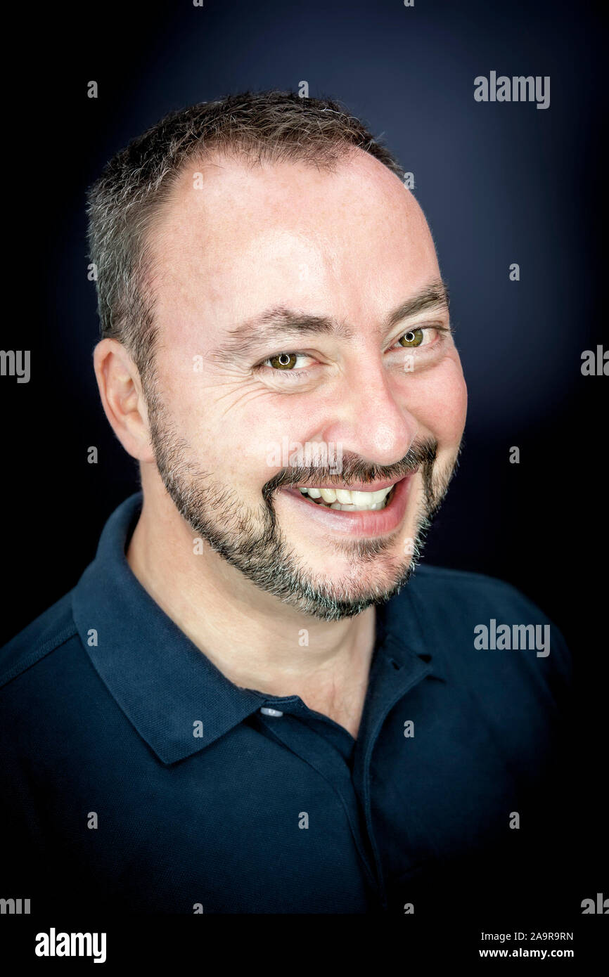 Ein lachender Mann mittleren Alters mit Bart Stock Photo