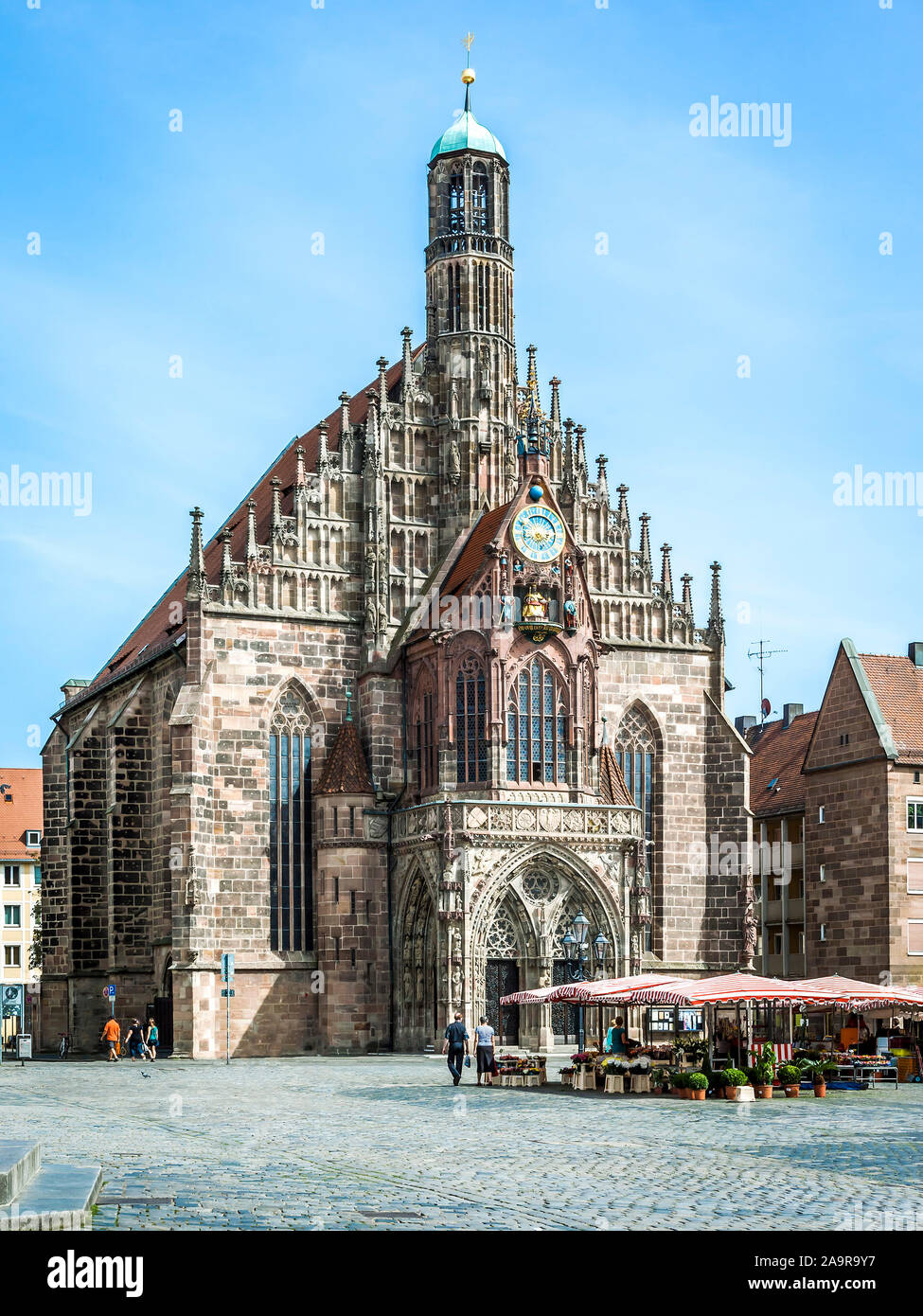 Eine wunderschoene Kirche unter blauem Himmel in Nuernberg, Deutschland Stock Photo