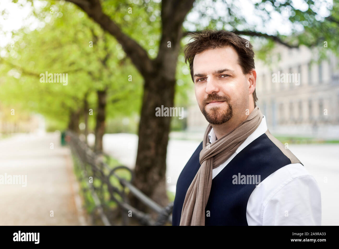 Ein eleganter Mann mit Ziegenbart im Hofgarten in Muenchen, Deutschland Stock Photo