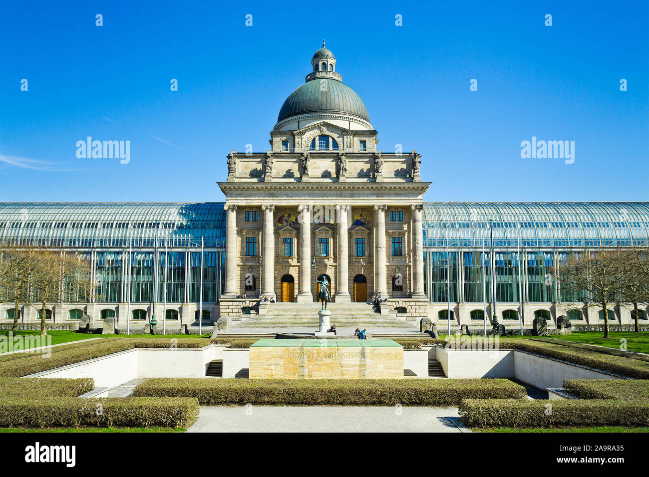 Die Bayerische Staatskanzlei am Ende des Hofgartens in Muenchen, Deutschland Stock Photo
