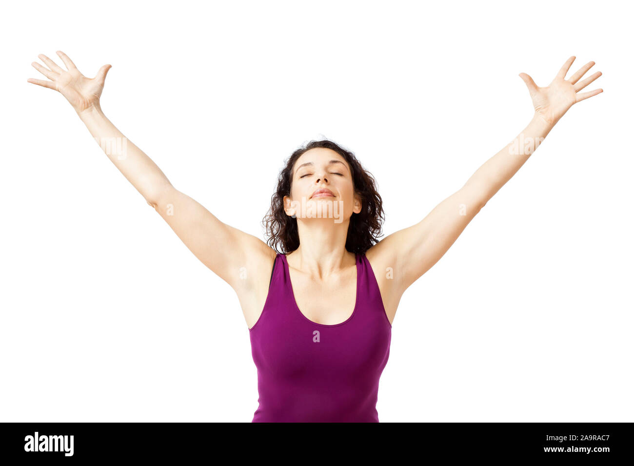 Eine huebsche Frau, die auf einer Isomatte Yoga-Uebungen durchfuehrt Stock Photo