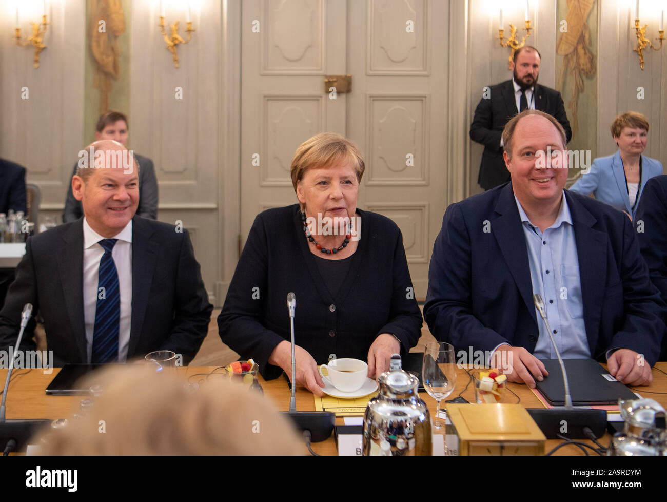 Meseberg, Germany. 17th Nov, 2019. Federal Chancellor Angela Merkel (CDU), Olaf Scholz (l, SPD), Federal Minister of Finance, and Helge Braun (r, CDU), Minister of the Chancellor's Office, sit at the same table in Meseberg Castle. The focus of the closed conference in the guest house of the Federal Government in Meseberg is digital change. Credit: Monika Skolimowska/dpa-Zentralbild/dpa/Alamy Live News Stock Photo