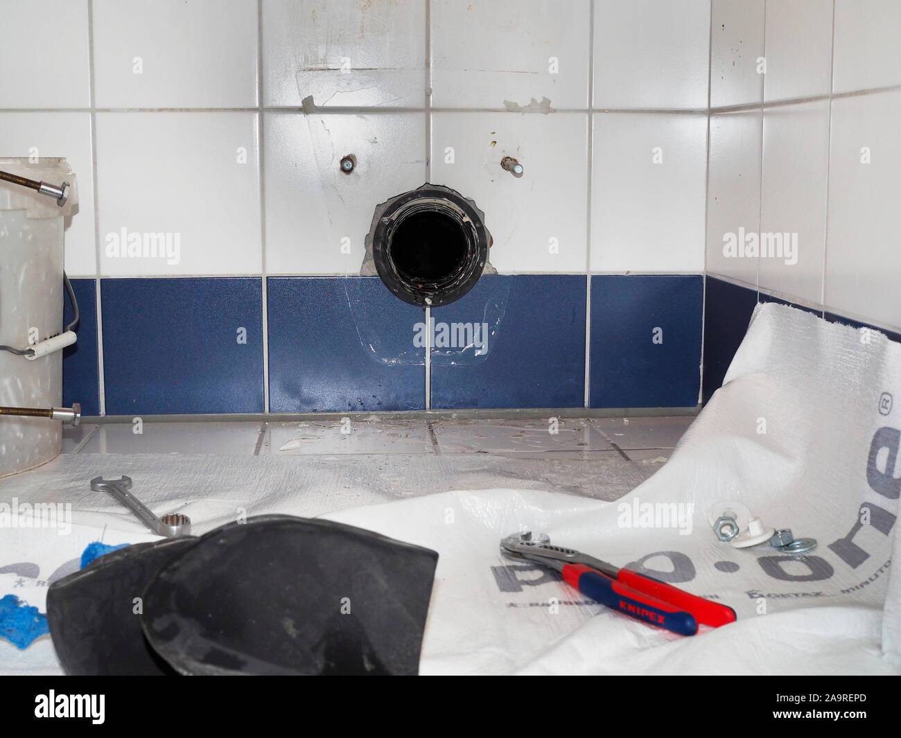 Abwasserrohr nach Demontage der Toilette einer Mietwohnung Stock Photo