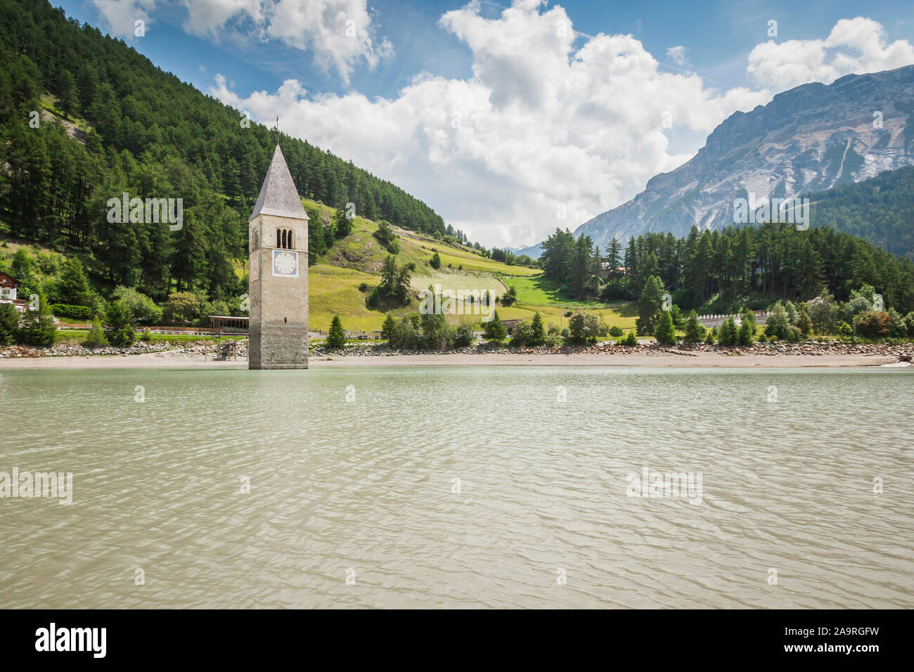 Der schoene Reschensee mit hervorstehender Kirchturmspitze in Italien Stock Photo