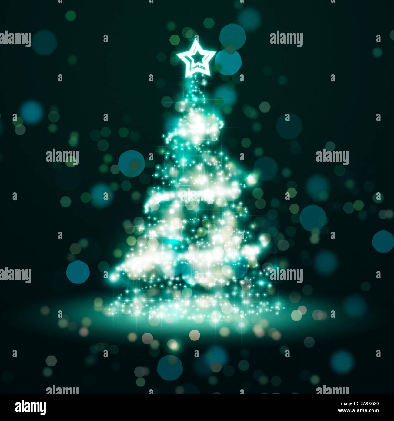 Ein wunderschoener Weihnachtsbaum aus gruenem Licht Stock Photo