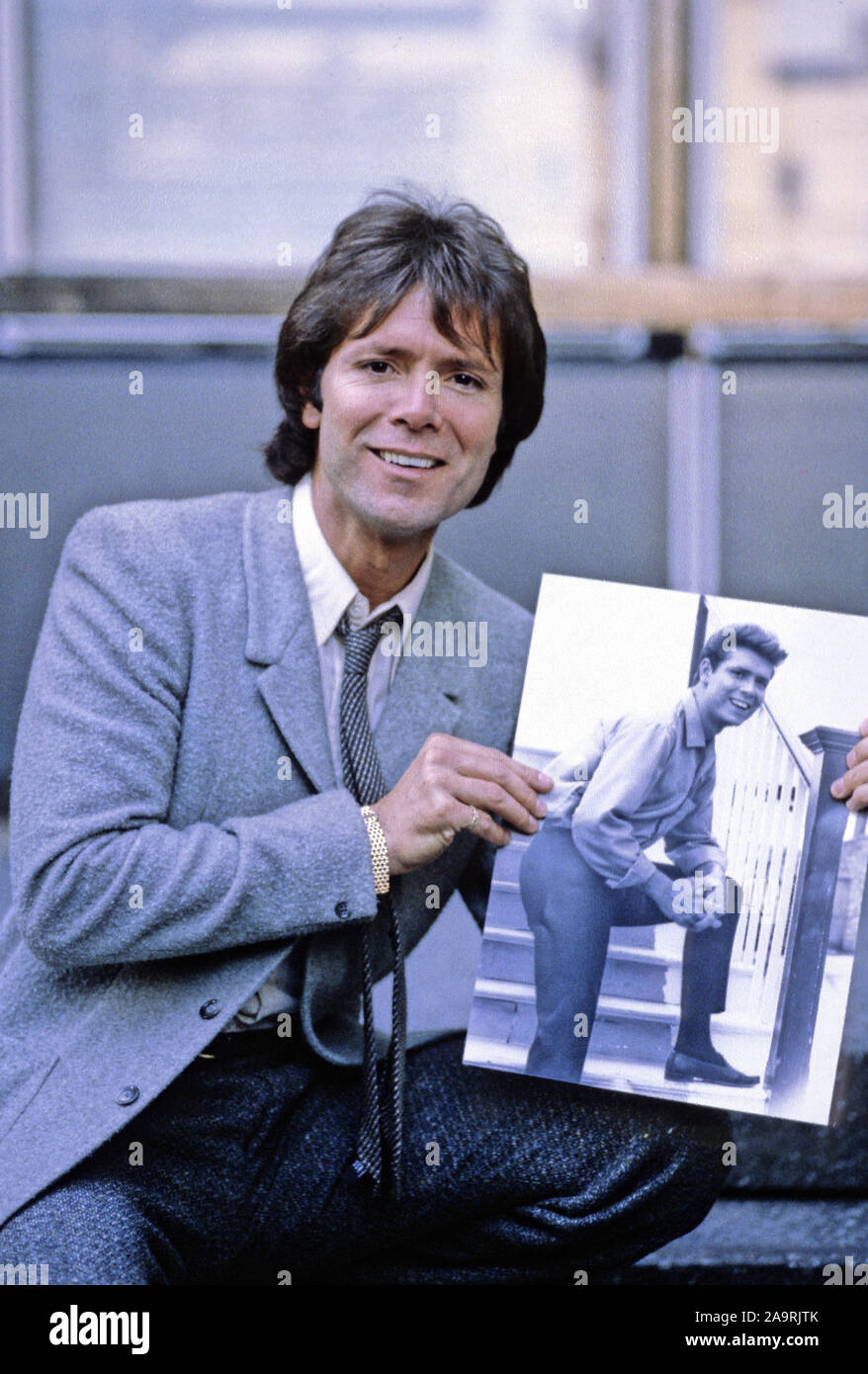 Cliff richard and the shadows hi-res stock photography and images - Alamy