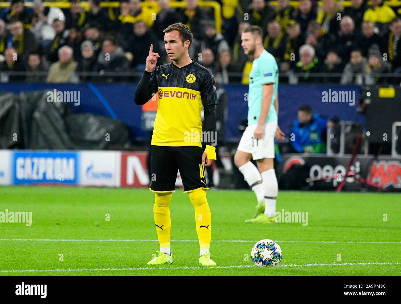 Signal Iduna Park Dortmund Germany, 5.11.2019, Football: UEFA Champions  League Season 2019/20, matchday 4, Borussia Dortmund (BVB) vs Inter Milan  (INT) 3:2: Mario Gotze (BVB) UEFA REGULATIONS PROHIBIT ANY USE OF  PHOTOGRAPHS