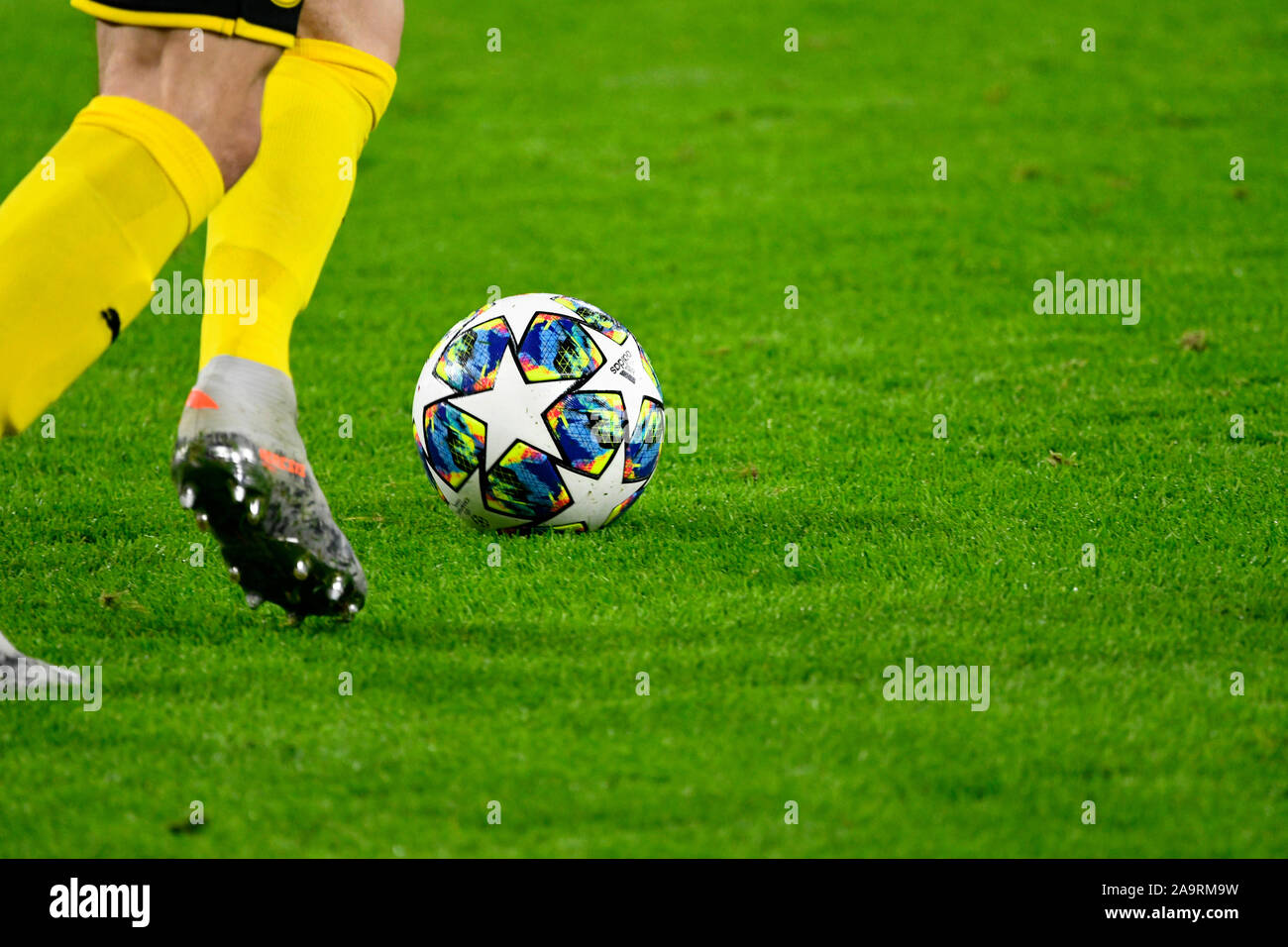 Signal Iduna Park Dortmund Germany, 5.11.2019, Football: UEFA Champions  League Season 2019/20, matchday 4, Borussia Dortmund (BVB) vs Inter Milan  (INT) 3:2: player plays with Adidas match ball „Finale 19“ UEFA REGULATIONS