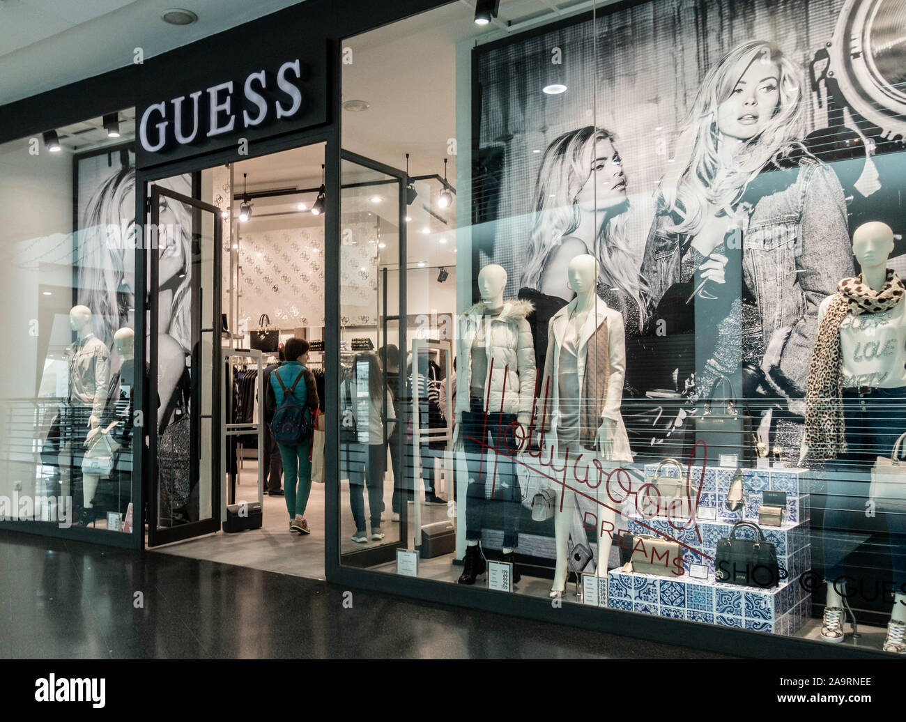Skorpe Hjælp dyd Guess clothing store in Spain Stock Photo - Alamy