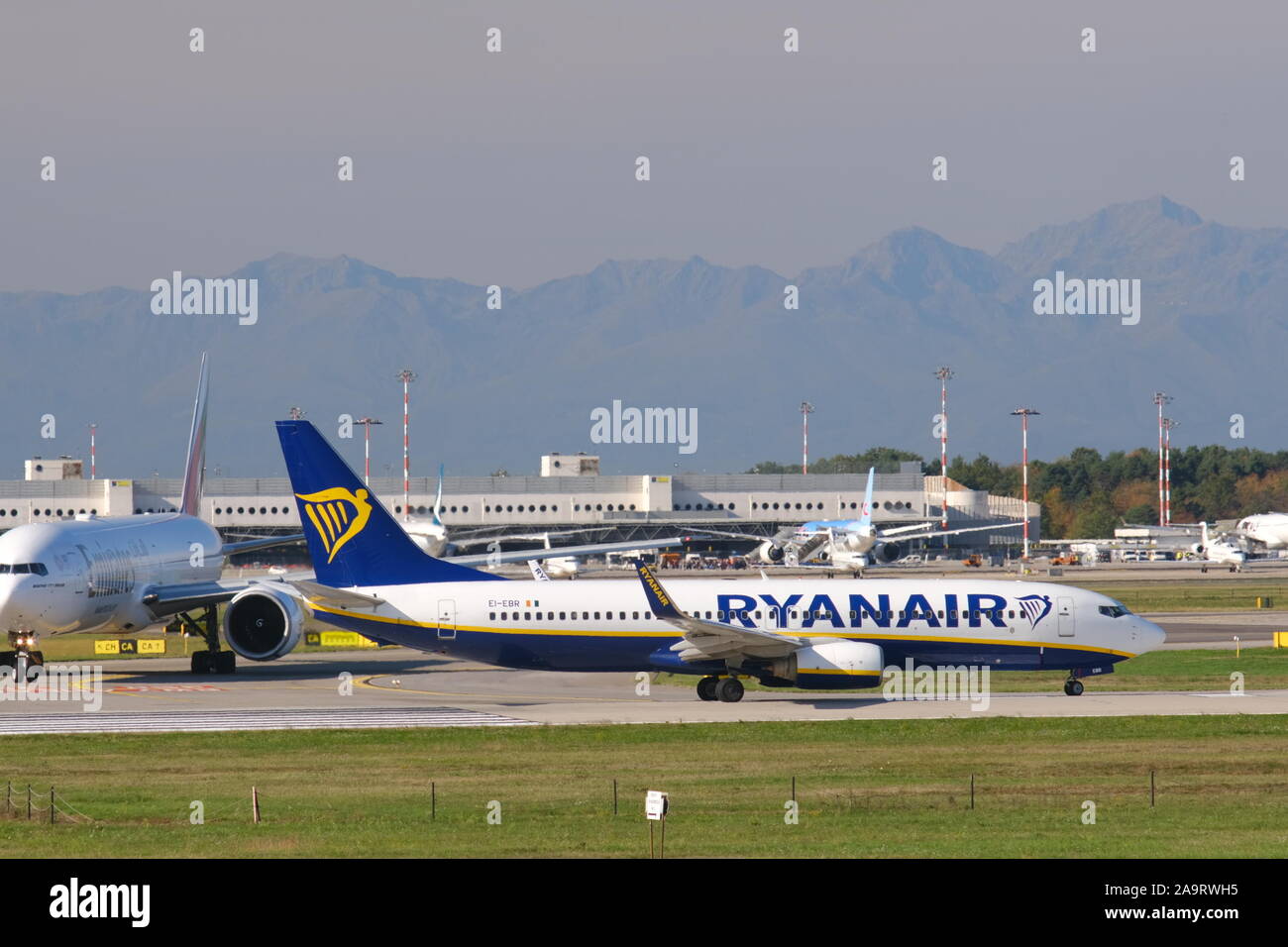 Ryanair plane landing hi-res stock photography and images - Page 10 - Alamy