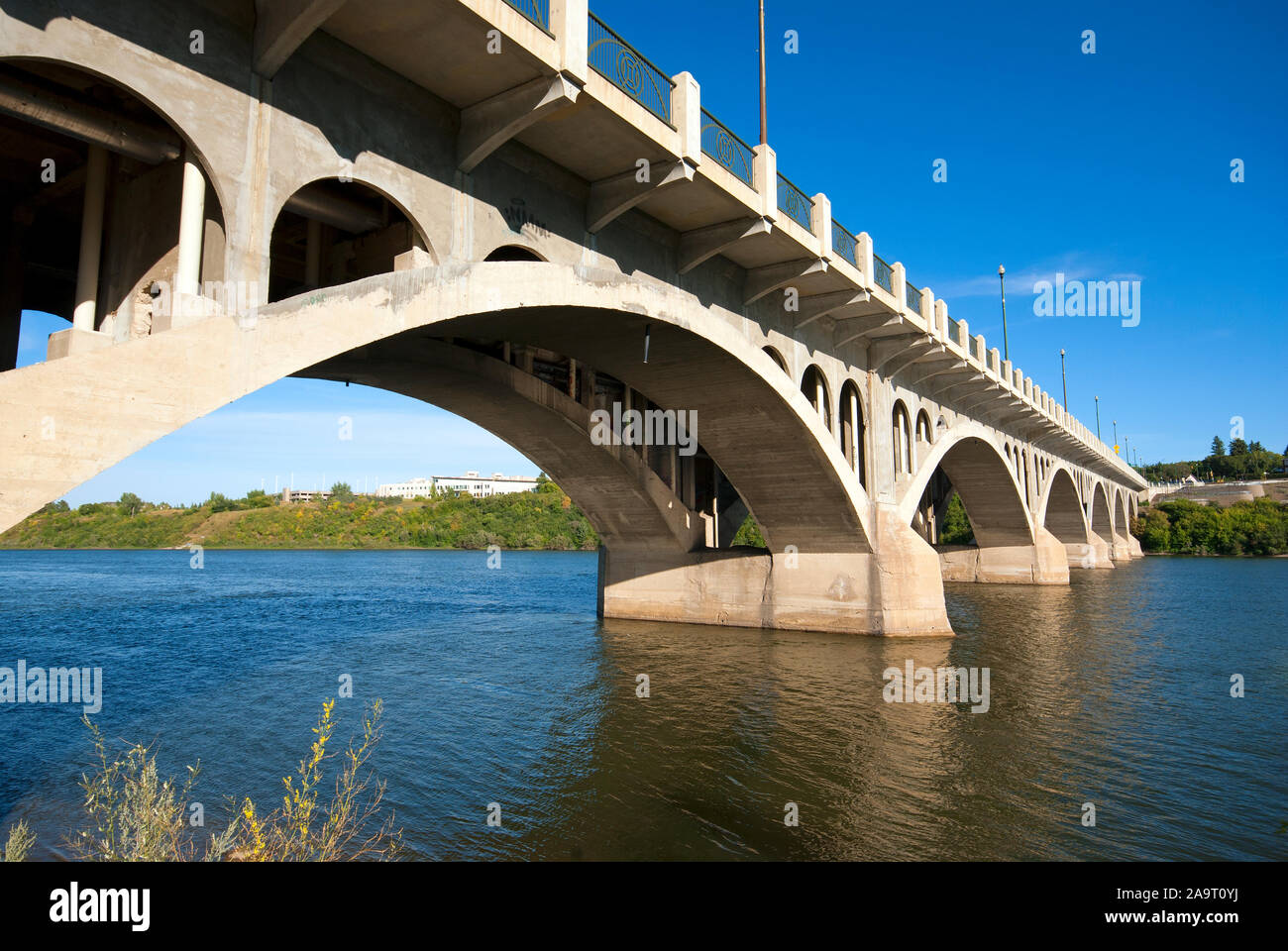 University Bridge crossing the South Saskatchewan river in Saskatoon, Saskatchewan, Canada Stock Photo