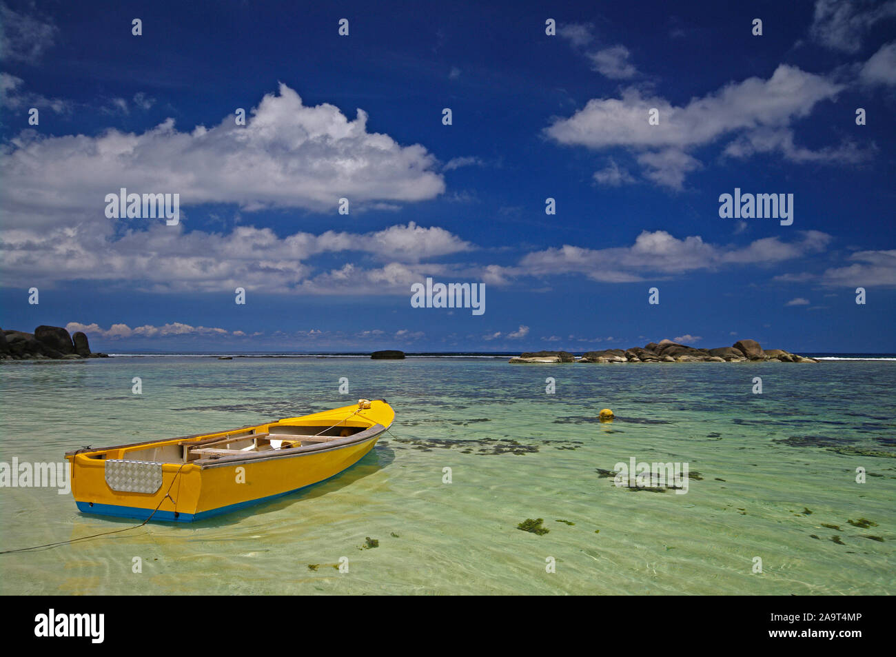 Buntes gelbes traditionelles Fischerboot am Strand der Anse Forbans, tropisches Inselparadies an der Südostküste der Hauptinsel Mahe, indischer Ozean, Stock Photo