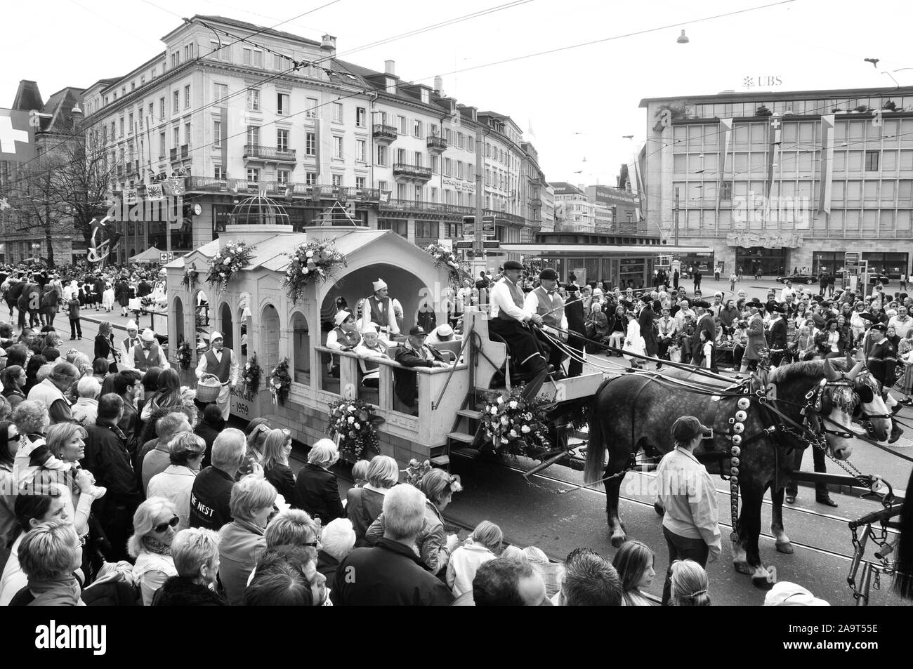 Zürich-City: The 'Sechseläuten'-Parade at Bahnhofstrasse and  Paradeplatz attracts masses of peoples Stock Photo