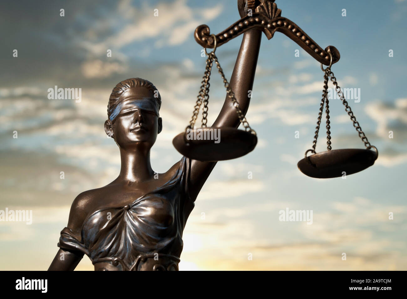 Statue En Bronze De Themis, Symbole Du Droit Et De La Justice Avec La Statue En Bronze De Themis, Symbole Du Droit Et De La Justice Avec La