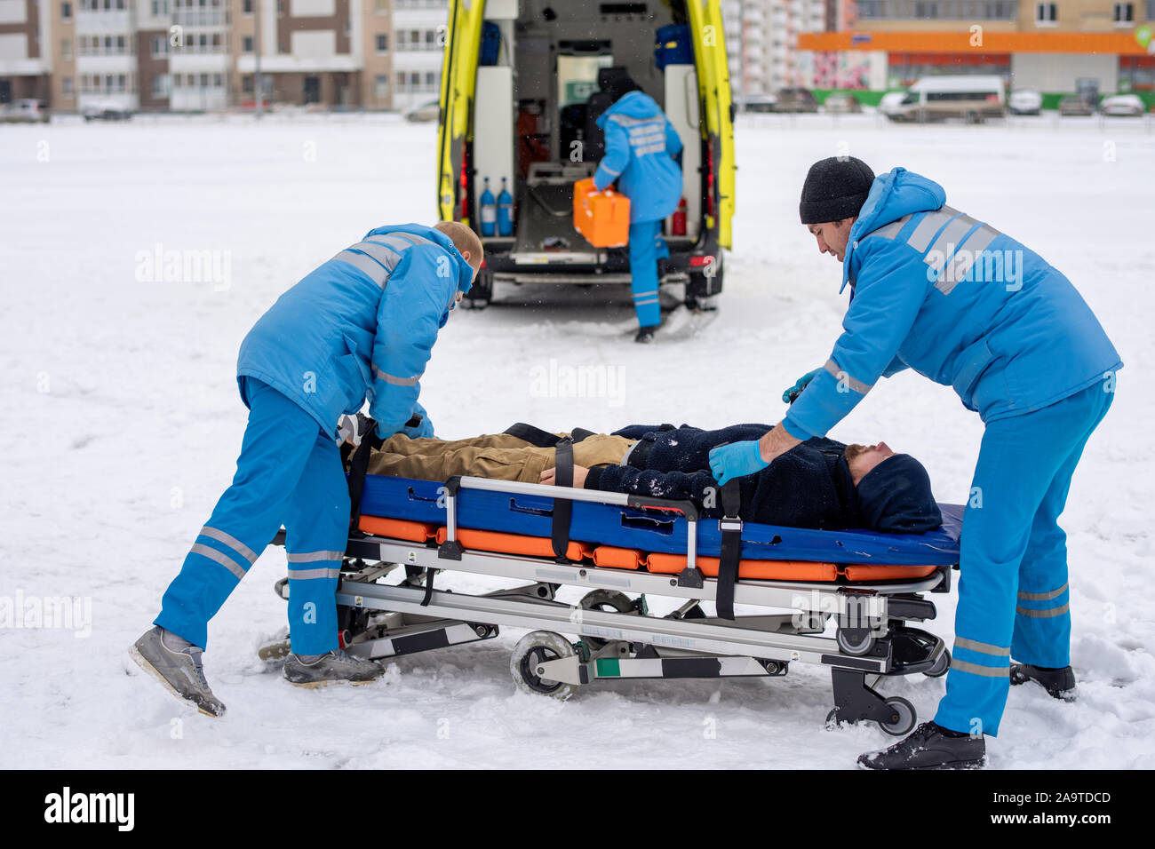 Two paramedics stretcher hi-res stock photography and images - Alamy