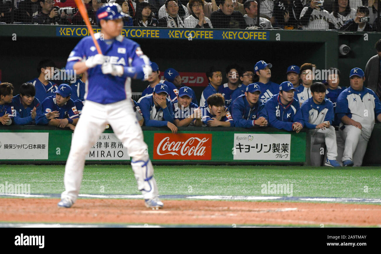 Tokyo, Japan. 17th Nov, 2019. South Korean players look before the final play in which the korean team loses against Japan at the World Baseball Softball Confederation Premier12 baseball tournament final game at the Tokyo Dome in Japan on Sunday November. 17, 2019. Photo by: Ramiro Agustin Vargas Tabares Credit: Ramiro Agustin Vargas Tabares/ZUMA Wire/Alamy Live News Stock Photo