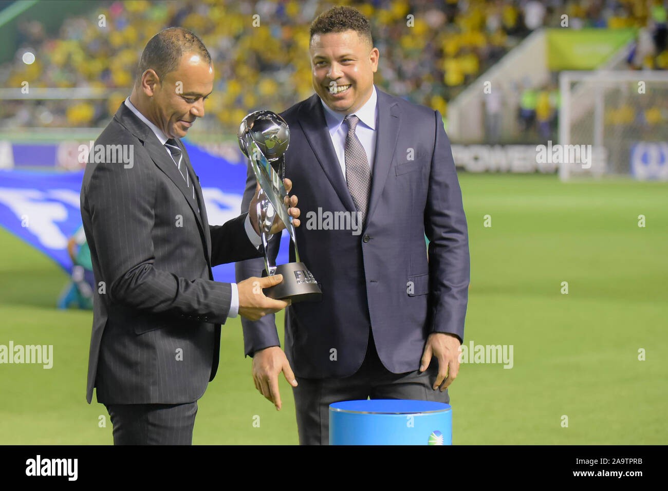 Brasilia, Brazil. 17th Nov, 2019. Cafu and Ronaldo with the FIFA U17 World Cup. Bezerrão Stadium. Brasilia DF. (Photo: Reinaldo Reginato/Fotoarena) Credit: Foto Arena LTDA/Alamy Live News Stock Photo