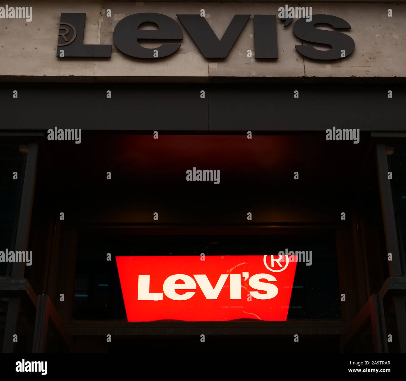 levis logo white