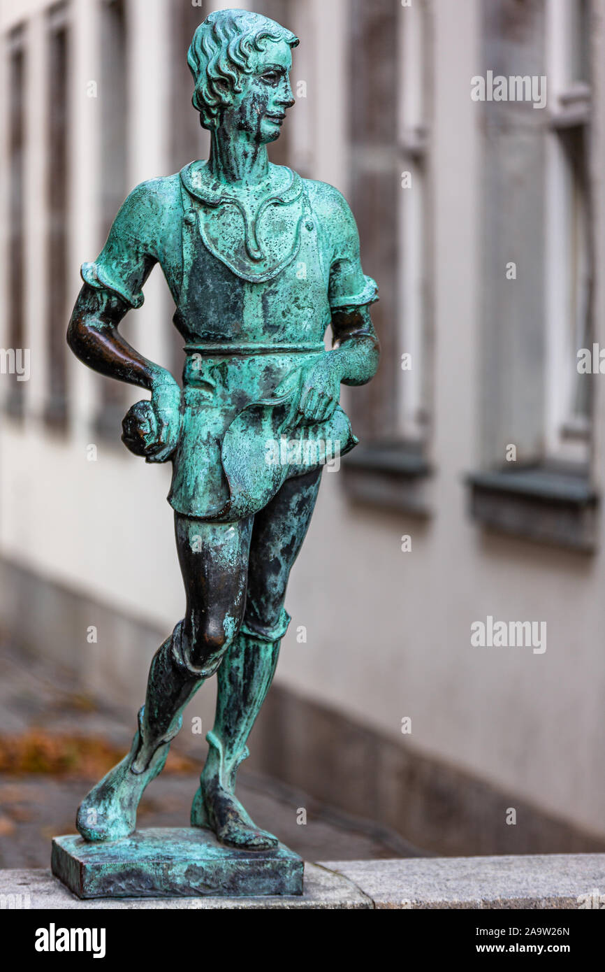 The Düsseldorf Molder Boy, bronze statue from 1932 by sculptor Willi Hoselmann, at corner of Grupello House, Düsseldorf, Germany Stock Photo