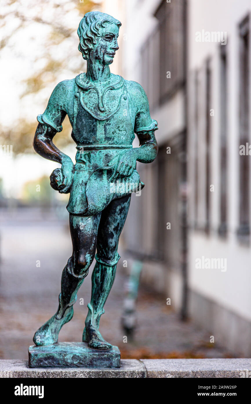 The Düsseldorf Molder Boy, bronze statue from 1932 by sculptor Willi Hoselmann, at corner of Grupello House, Düsseldorf, Germany Stock Photo