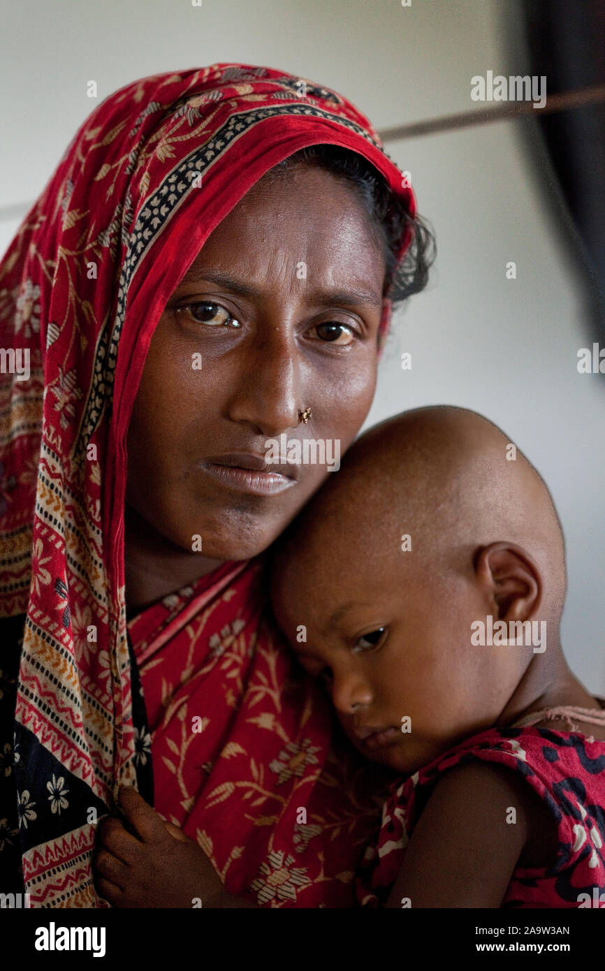 A woman in Nijhum Dweep ((sland of Silence) weeps for family members who died in cyclone SIDR Stock Photo