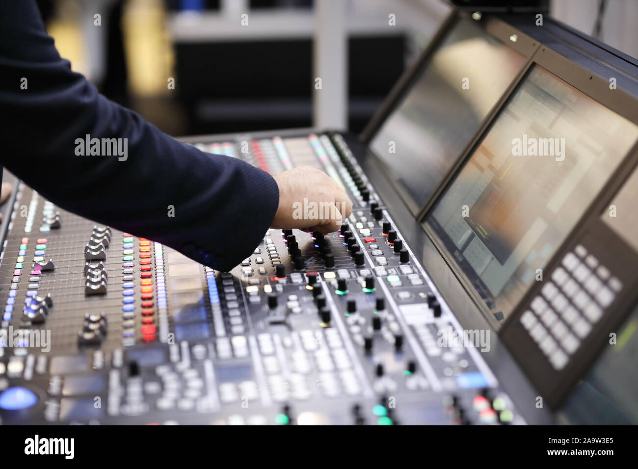 Modern recording studio mixing desk hires stock photography and images