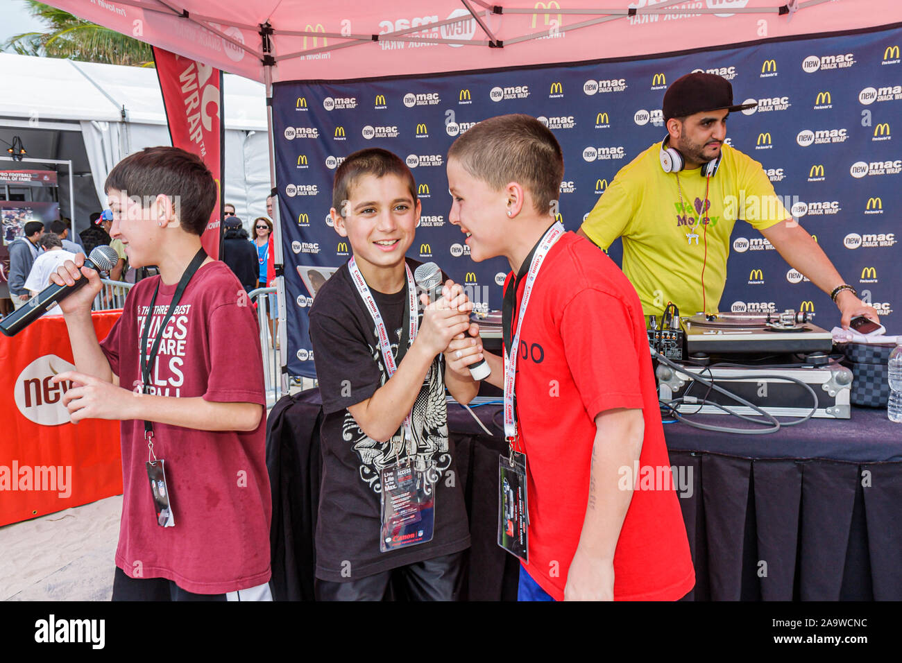 Rapping microphone hi-res stock photography and images - Alamy