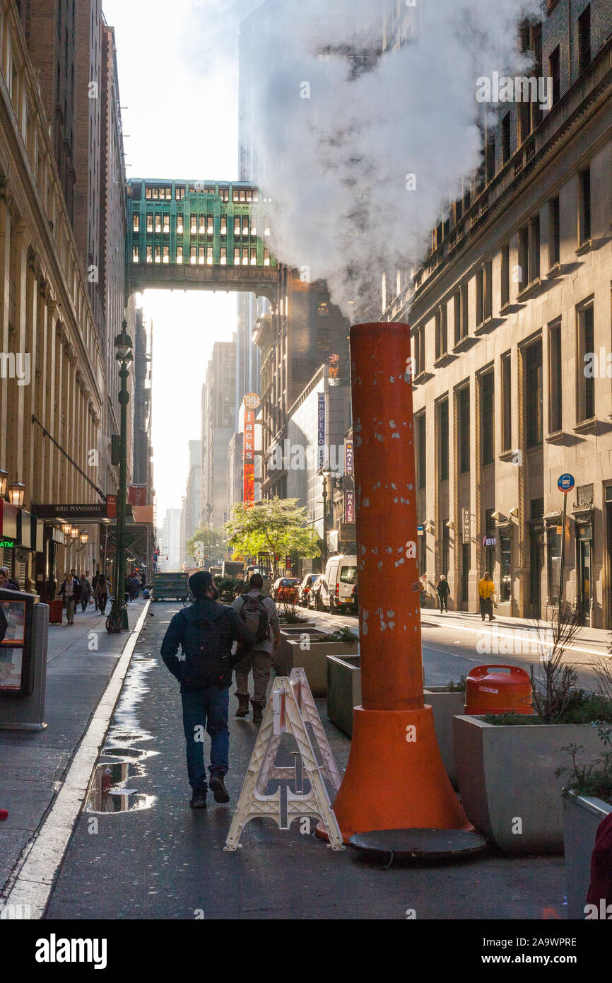 Gimbels traverse or sky bridge on W. 32nd Street, Manhattan, New York