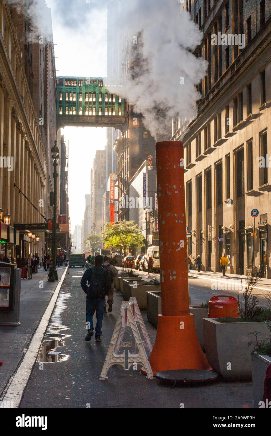 Gimbels traverse bridge w 32nd street hires stock photography and