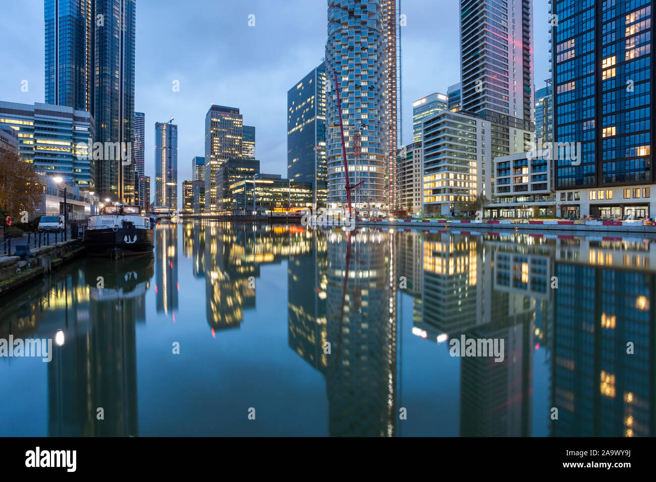 Skyline of canary wharf at night as hi-res stock photography and images ...