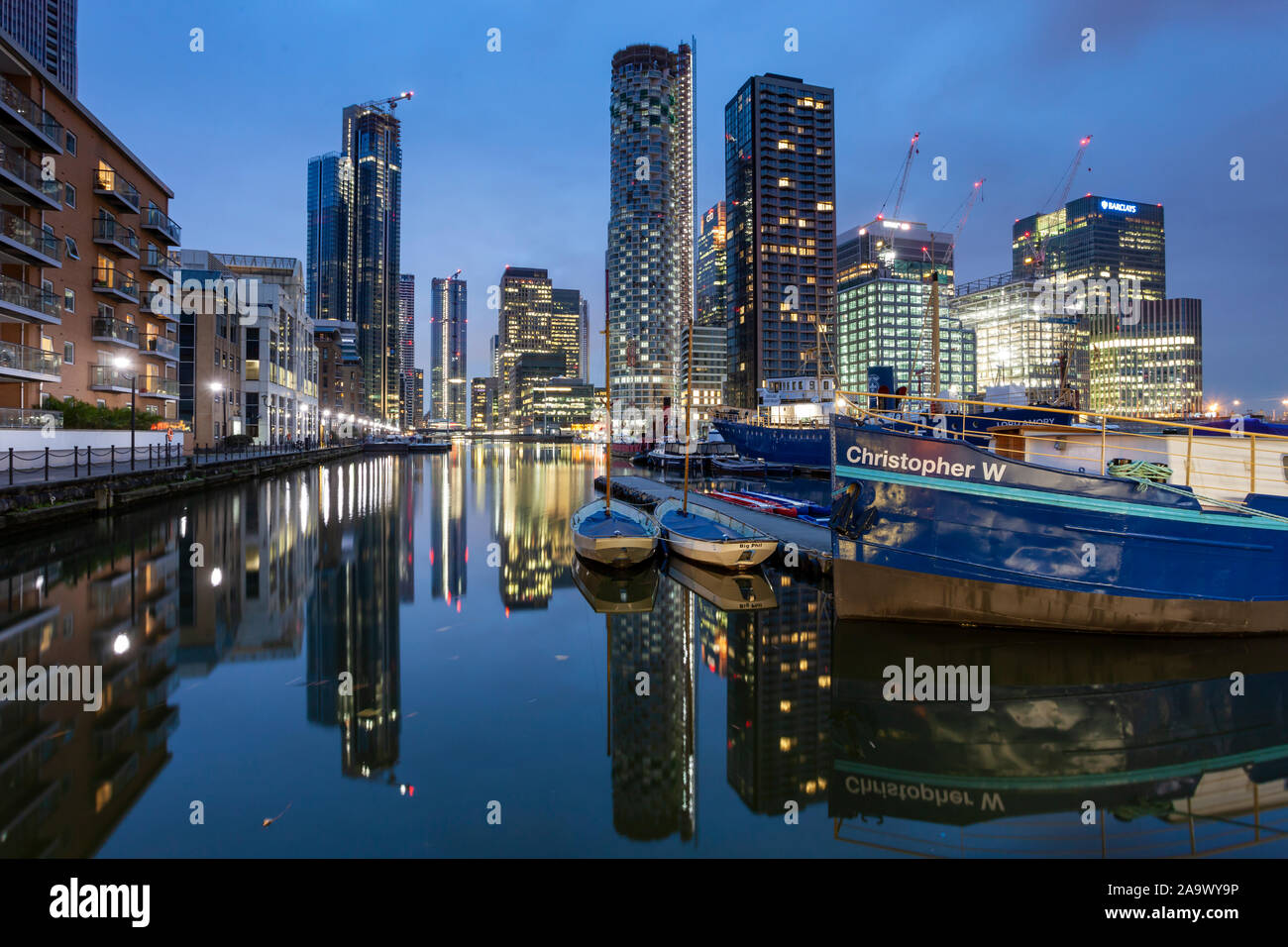 Canary wharf skyline at night hi-res stock photography and images - Alamy