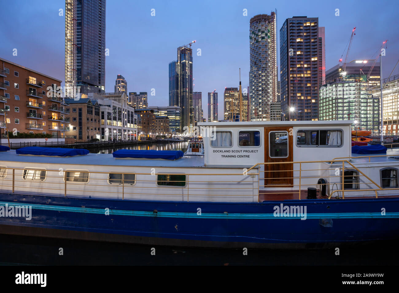 Canary wharf skyline at night hi-res stock photography and images - Alamy