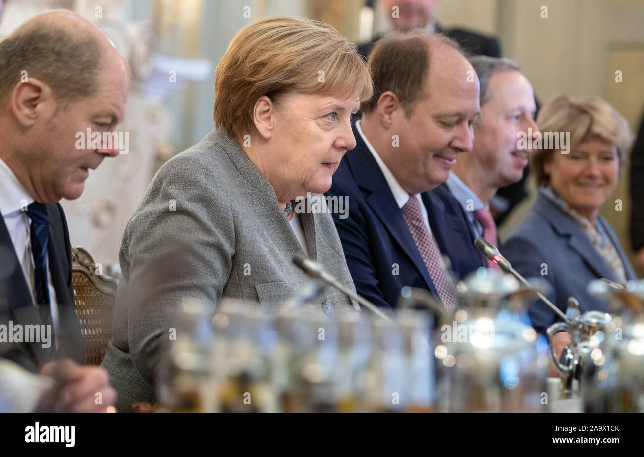 Meseberg, Germany. 18th Nov, 2019. The members of the Federal Cabinet, including Olaf Scholz (l-r, SPD), Federal Minister of Finance, Federal Chancellor Angela Merkel, Helge Braun (CDU), Chancellery Minister, Hendrik Hoppenstedt (CDU), Minister of State to the Federal Chancellor, and Monika Grütters (CDU), Minister of Culture, are seated at the same table in Meseberg Castle. The focus of the closed conference in the guest house of the Federal Government in Meseberg is digital change. Credit: Monika Skolimowska/dpa-Zentralbild/dpa/Alamy Live News Stock Photo