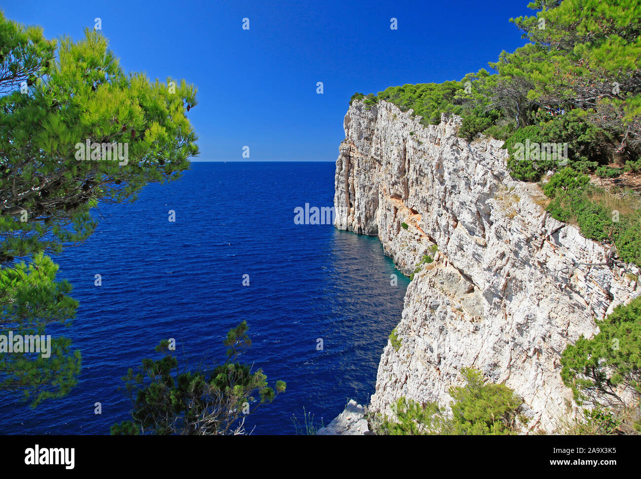 Steilküste der Insel Dugi otok in der Adria, Kroatien Stock Photo