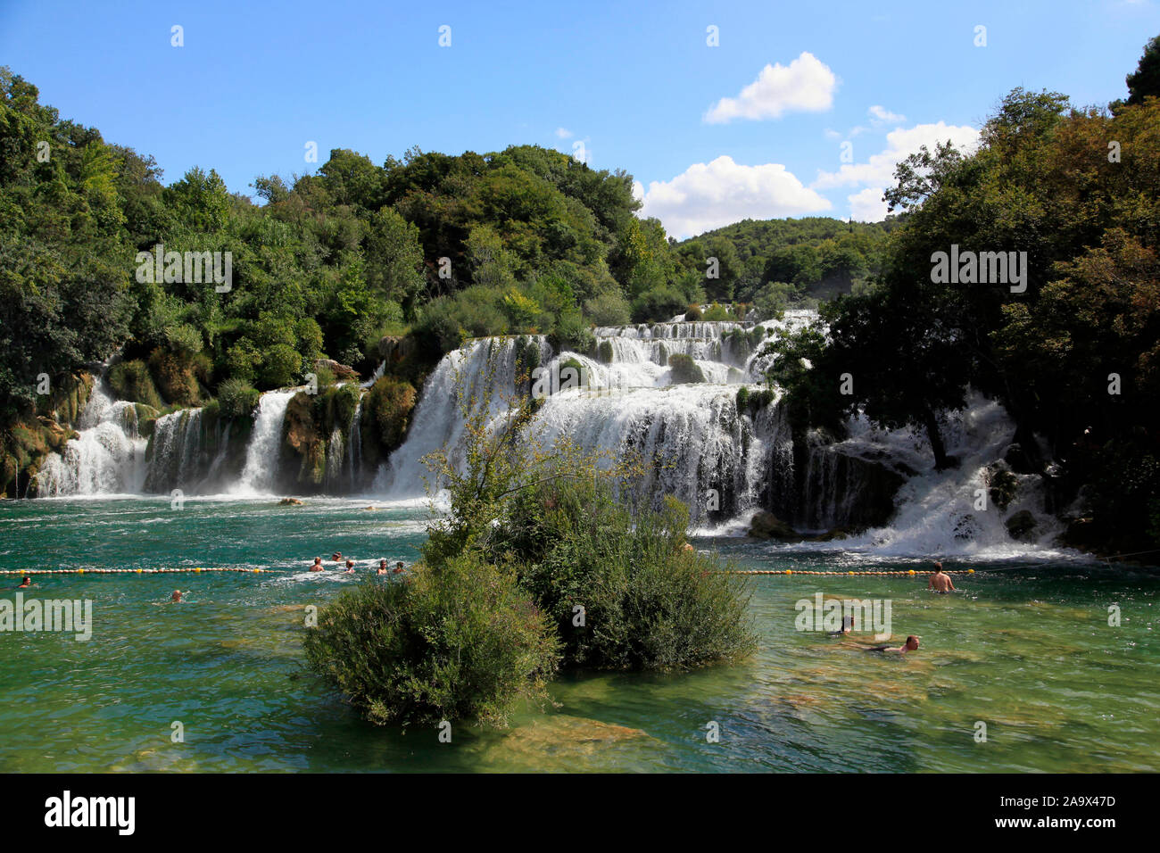 Badende an den untersten Wasserfällen von Skradinski buk, Krka Nationalpark, Sibenik, Dalmatien, Kroatien, KEINE MODEL RELEASE VERTRÄGE VORHANDEN Stock Photo