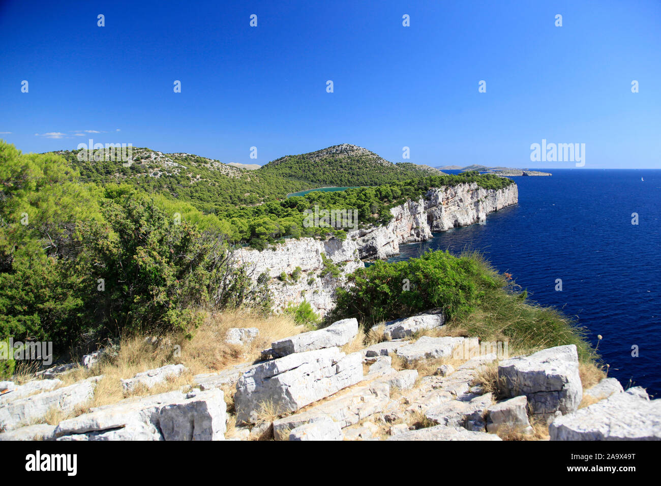 Steilkueste mit Salzsee der Insel Dugi otok in der Adria, Kroatien Stock Photo