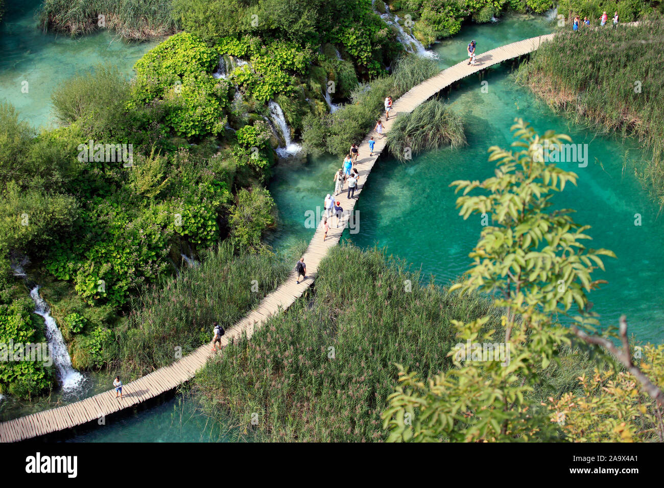Holzsteg zwischen den Seen Kaluderovac und Gavanovac mit kleinen Wasserfällen und Kaskaden im Nationalpark Plitvicer Seen / Nacionalni park Plitvička Stock Photo