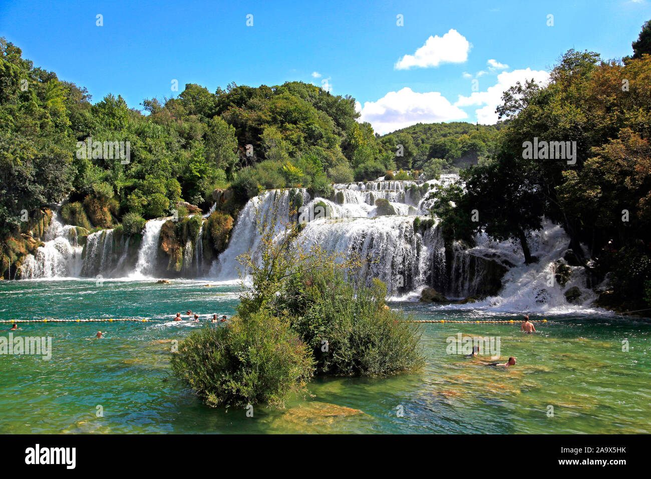 Badende an den untersten Wasserfällen von Skradinski buk, Krka Nationalpark, Sibenik, Dalmatien, Kroatien, Stock Photo