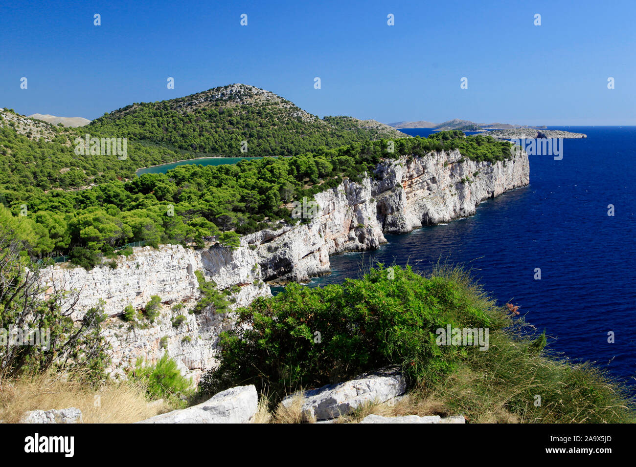 Steilküste mit Salzsee der Insel Dugi otok in der Adria, Kroatien Stock Photo