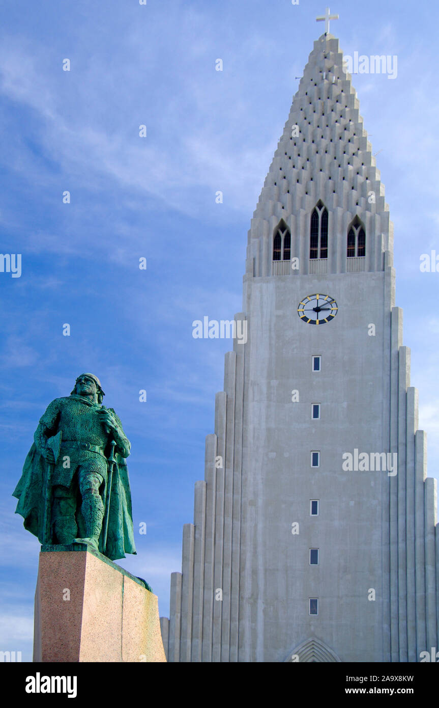 Europa, Island, Reykjavik, Kirche Hallgrimskirkja mit dem Standbild von Leifur Eiriksson Stock Photo