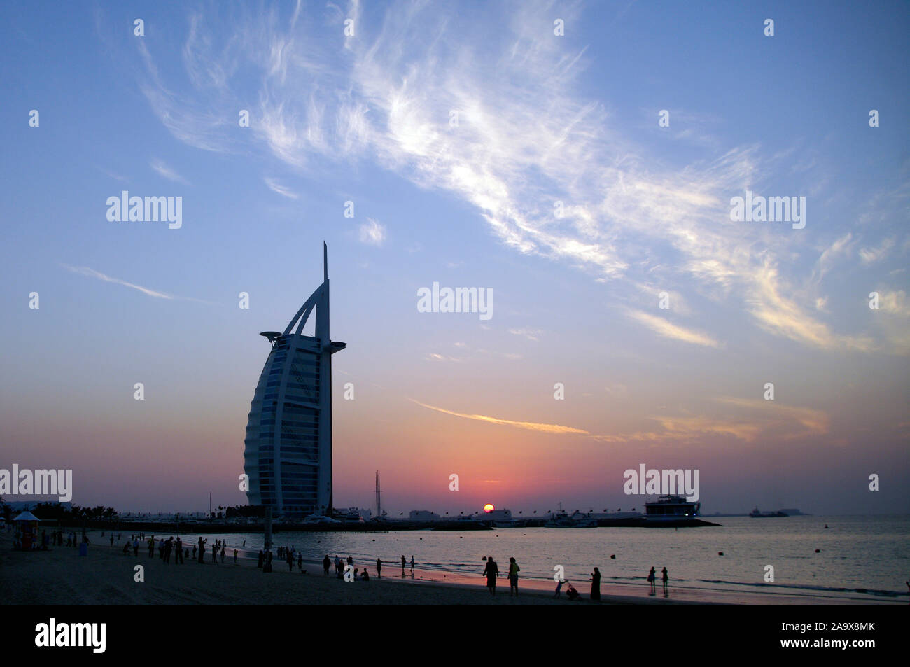 Vereinigte Arabische Emirate, Gebäude Burj al Arab am Abend mit Sonnenuntergang Stock Photo