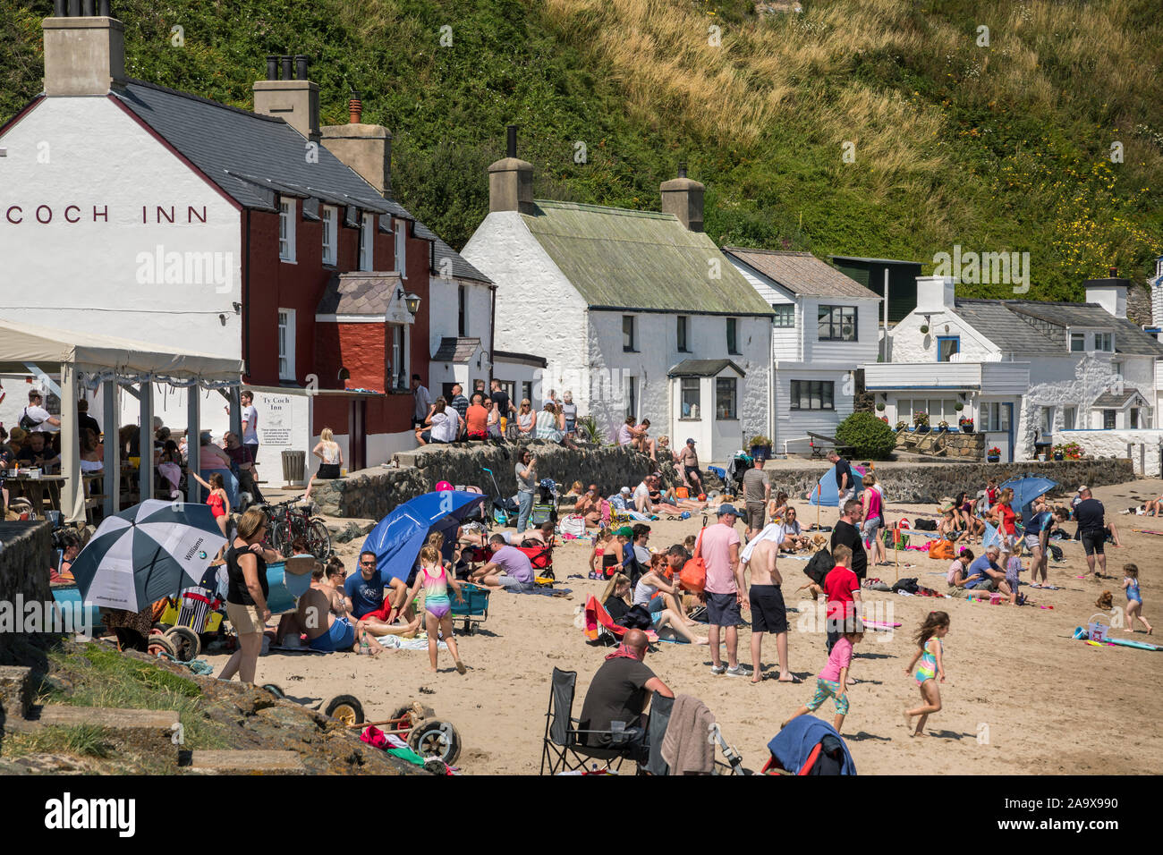 A crowded beach at the height of sumer in Porthdinllaen, Llŷn Peninsula, Gwynedd, Wales Stock Photo