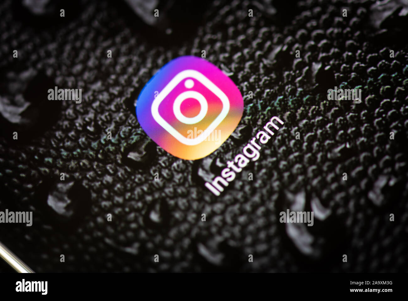 Instagram App trên điện thoại thông minh, thiết bị di động trên nền đen - Instagram Bạn yêu thích chia sẻ cuộc sống của mình với mọi người trên Instagram? Đây là ứng dụng thích hợp cho những người đam mê chụp ảnh và đăng tải trên mạng xã hội. Với giao diện đơn giản và dễ sử dụng, bạn có thể chia sẻ những khoảnh khắc đẹp nhất của mình với mọi người.