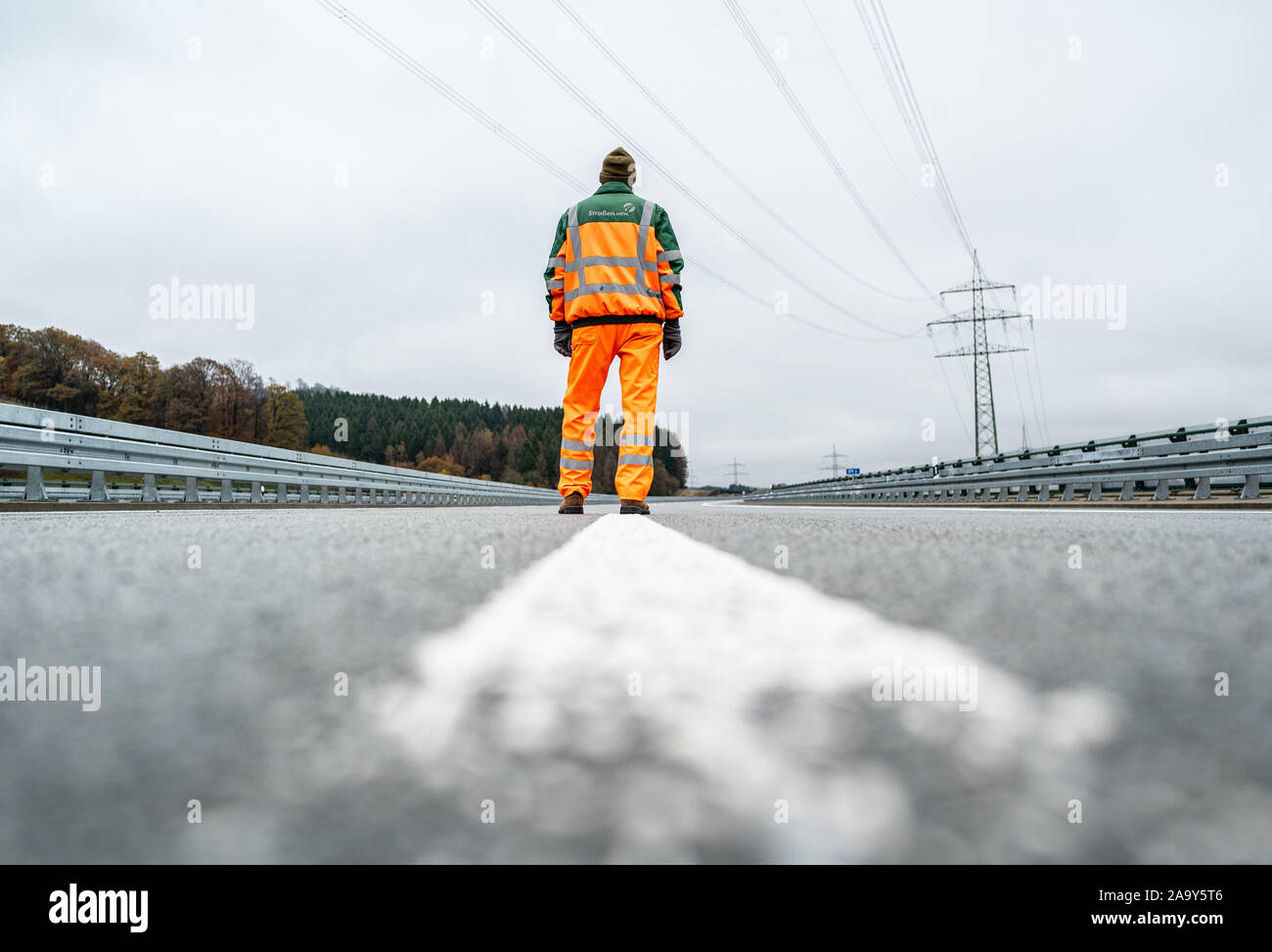 Bestwig, Germany. 18th Nov, 2019. At the opening ceremony of the highest motorway bridge in NRW, an employee of Straßen.NRW is standing on the A46 near Bestwig. Credit: Guido Kirchner/dpa/Alamy Live News Stock Photo