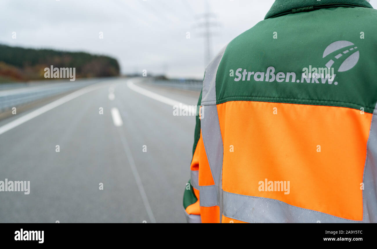 Bestwig, Germany. 18th Nov, 2019. At the opening ceremony of the highest motorway bridge in NRW, an employee of Straßen.NRW is standing on the A46 near Bestwig. Credit: Guido Kirchner/dpa/Alamy Live News Stock Photo